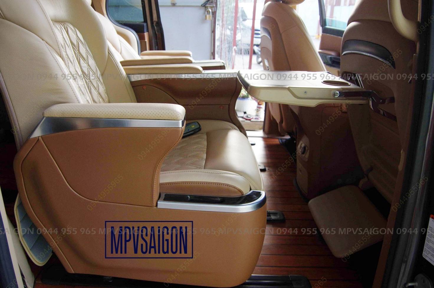 Bàn ăn bàn làm việc xếp gọn lưng ghế xe Ford Tourneo