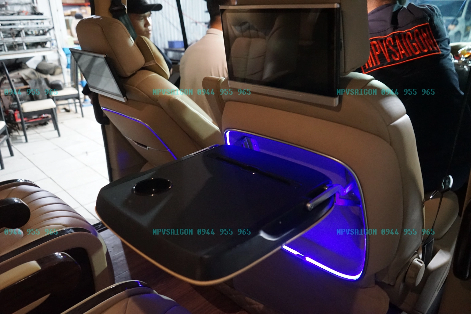 Bàn ăn bàn làm việc xếp gọn lưng ghế xe Ford Tourneo