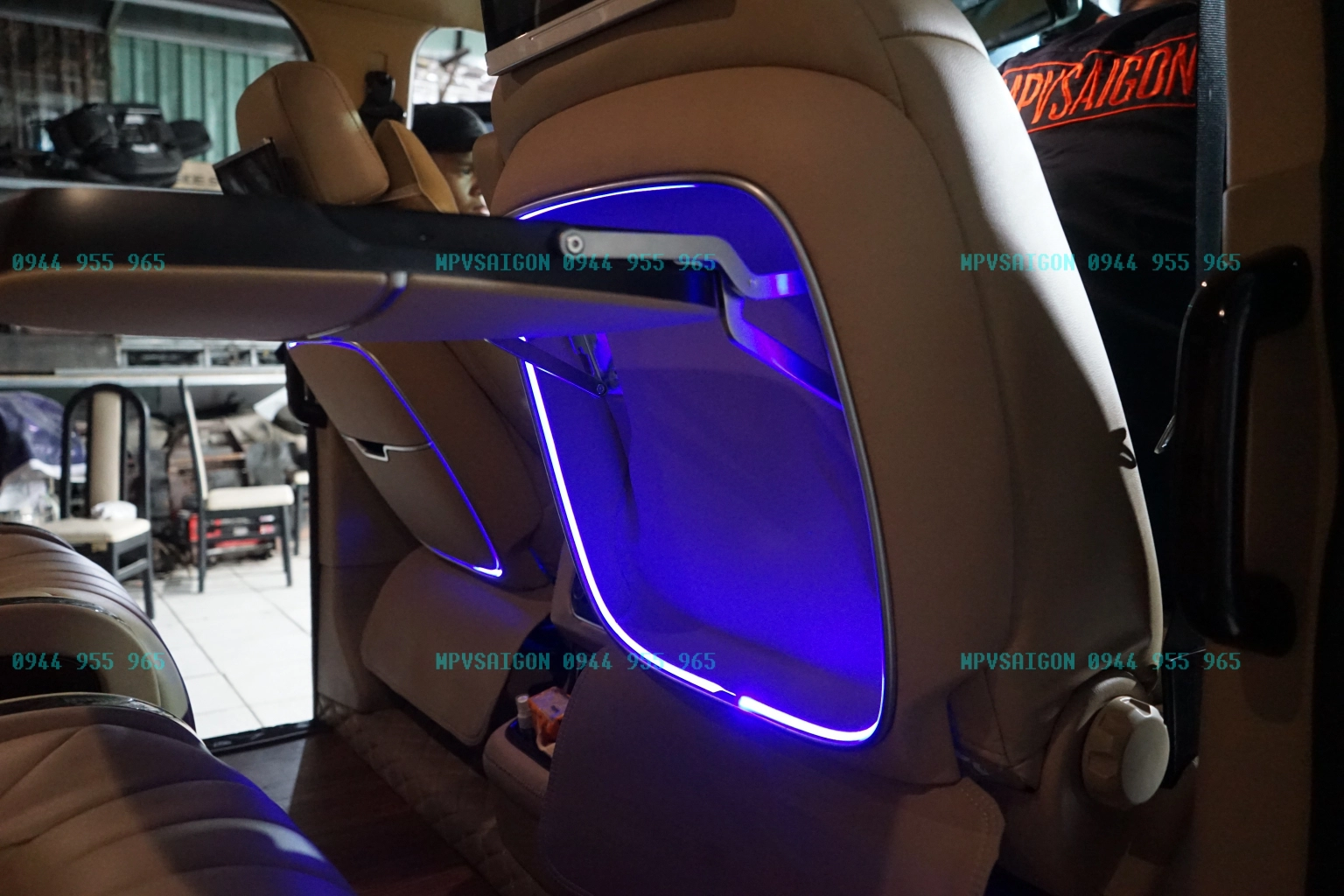 Bàn ăn bàn làm việc xếp gọn lưng ghế xe Ford Tourneo