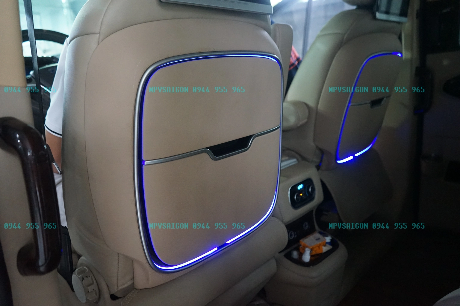 Bàn ăn bàn làm việc xếp gọn lưng ghế xe Ford Tourneo