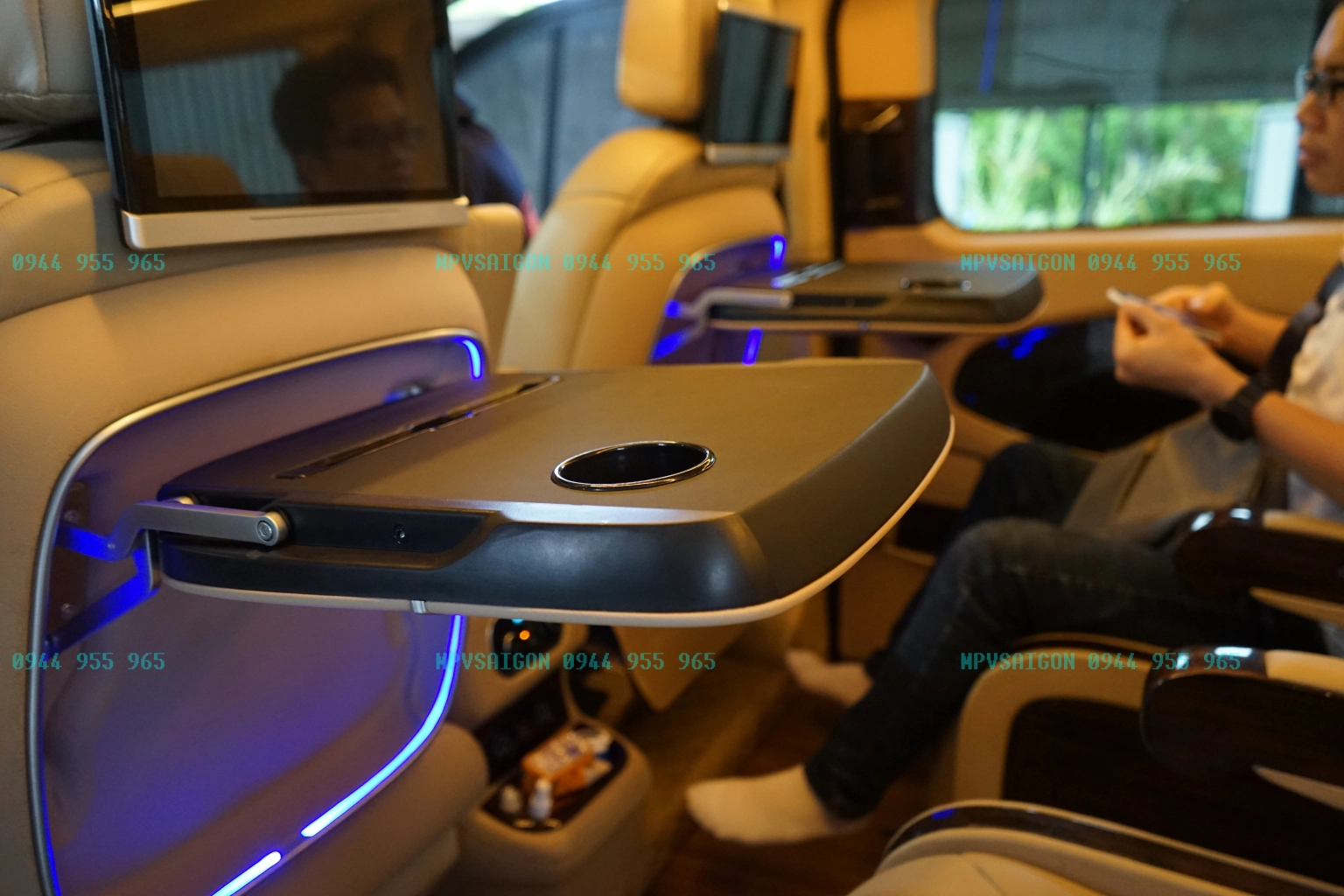 Bàn ăn bàn làm việc xếp gọn lưng ghế xe Ford Tourneo