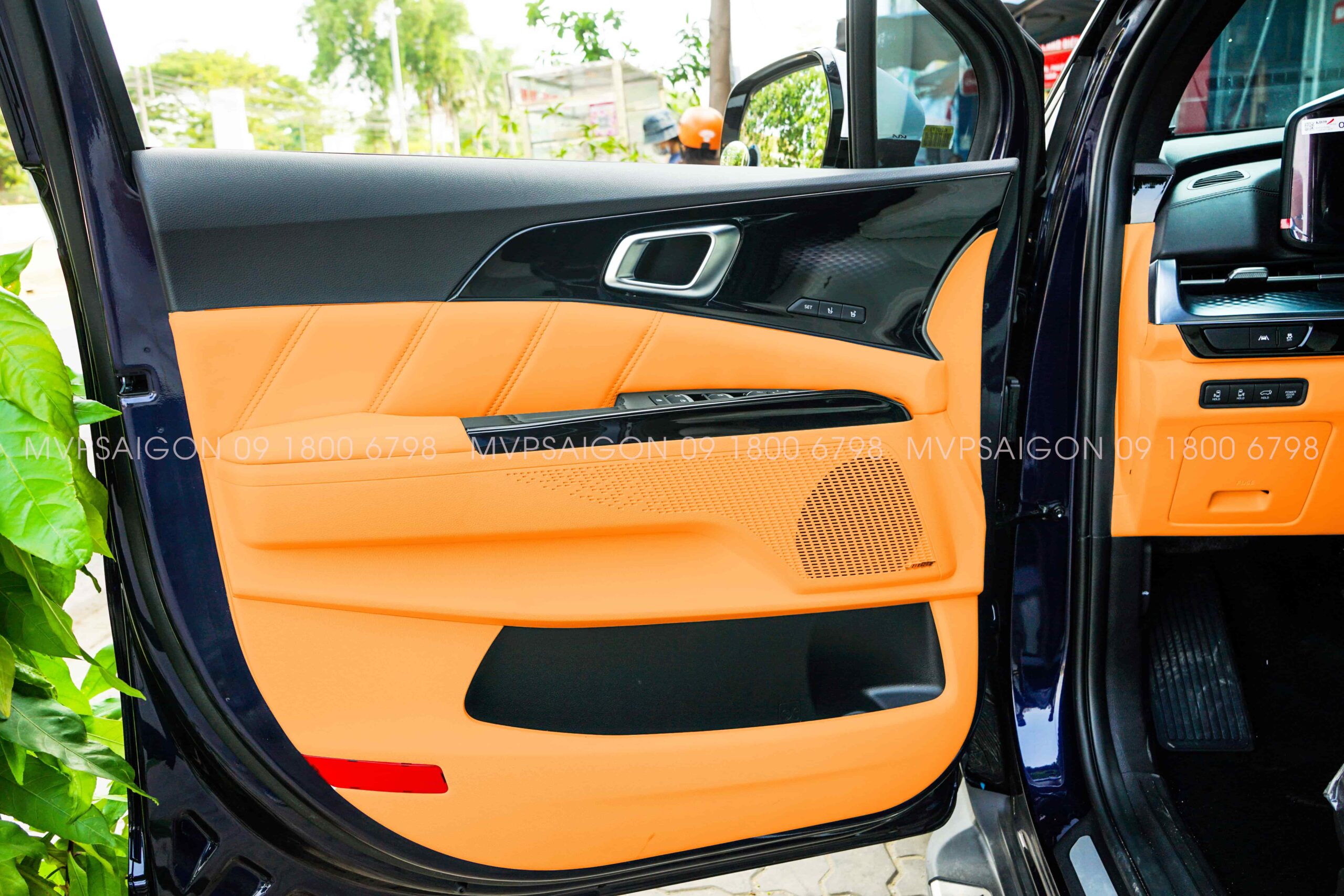 Bọc da ghế đổi màu nội thất KIA Carnival màu cam Hermes