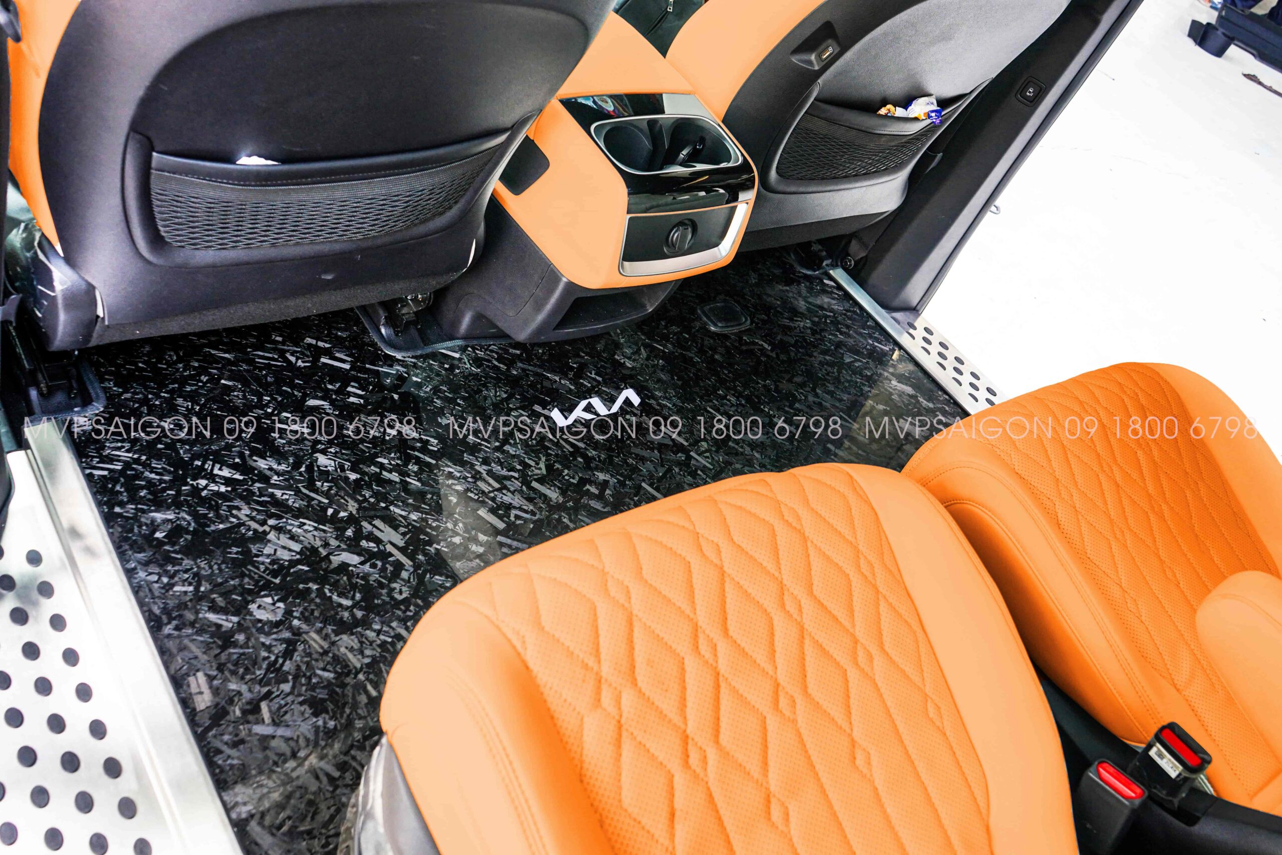 Bọc da ghế đổi màu nội thất KIA Carnival màu cam Hermes