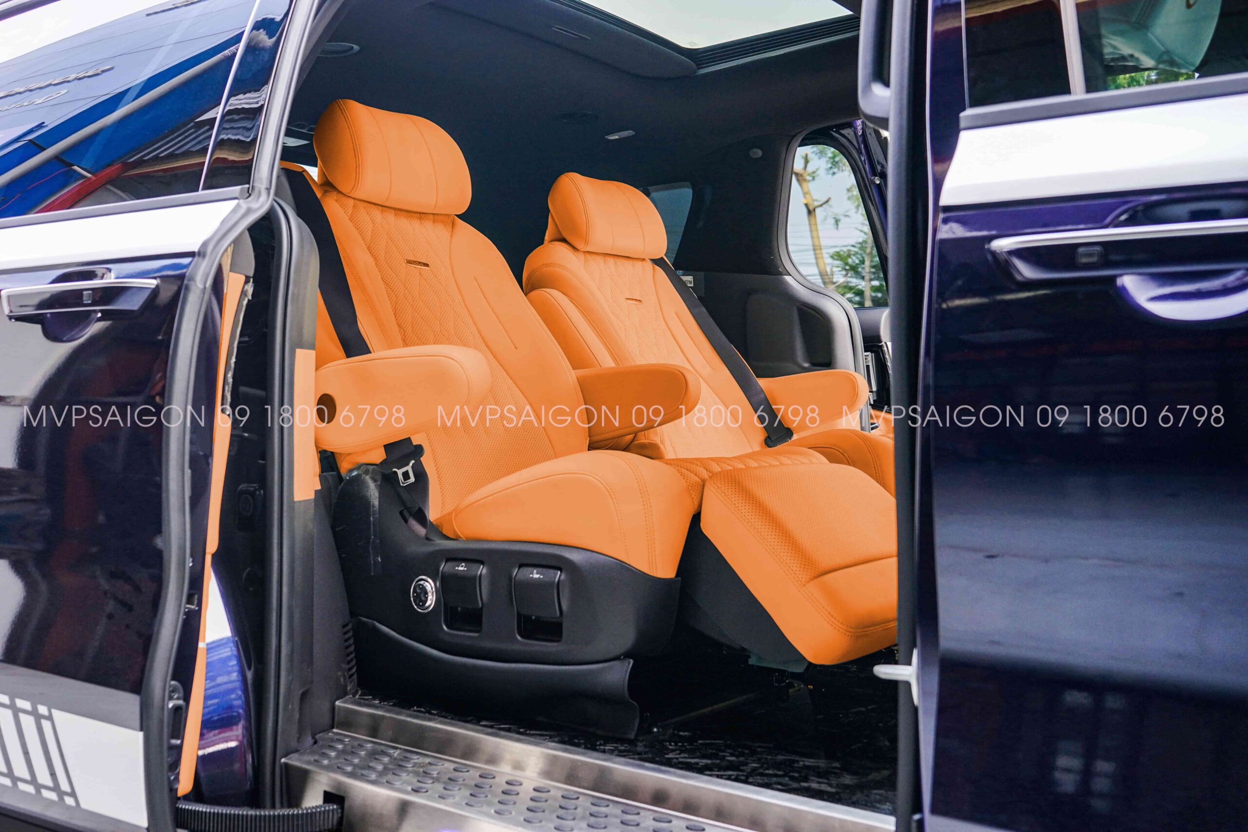 Bọc da ghế đổi màu nội thất KIA Carnival màu cam Hermes