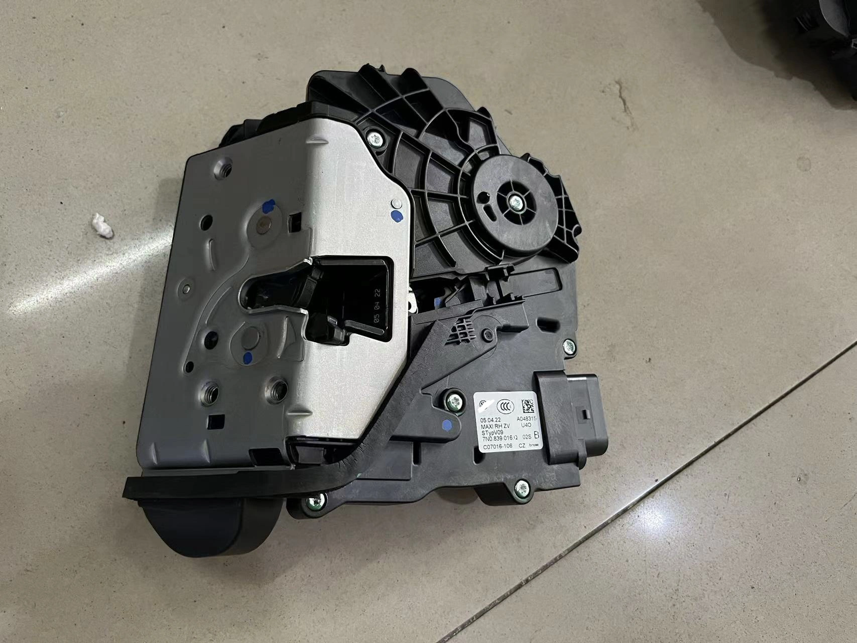 Cơ cấu khóa cửa trượt- cửa lùa VW Viloran 20~24