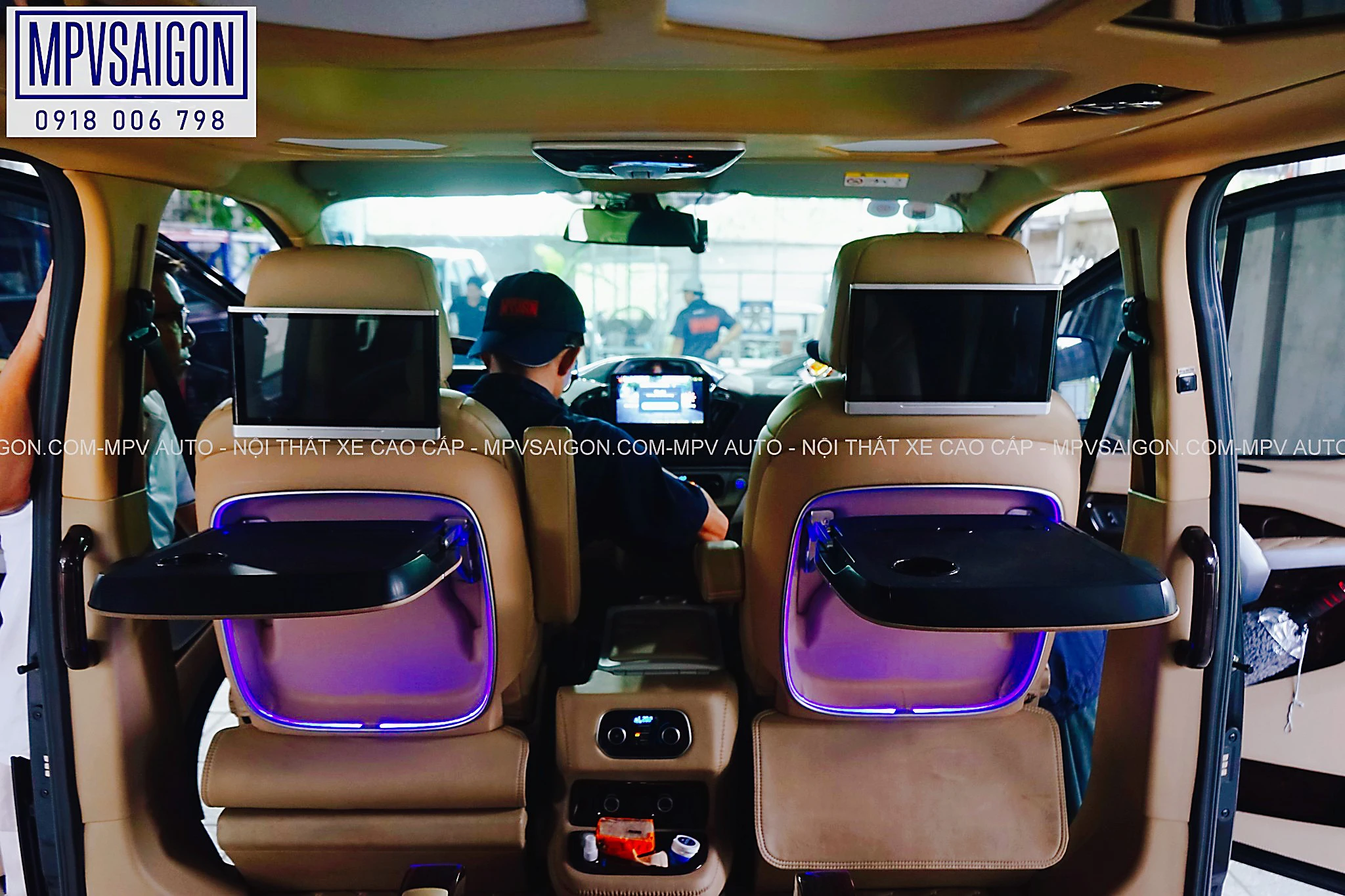 Bàn xếp lưng ghế tích hợp sạc không dây cho ô tô