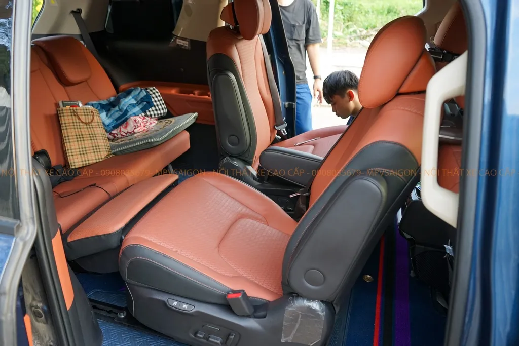 Lắp đặt mâm xoay 180 cho ghế zin xe KIA Carnival 2024 2025 - Lắp đặt ghế xoay 180 tại Sài Gòn
