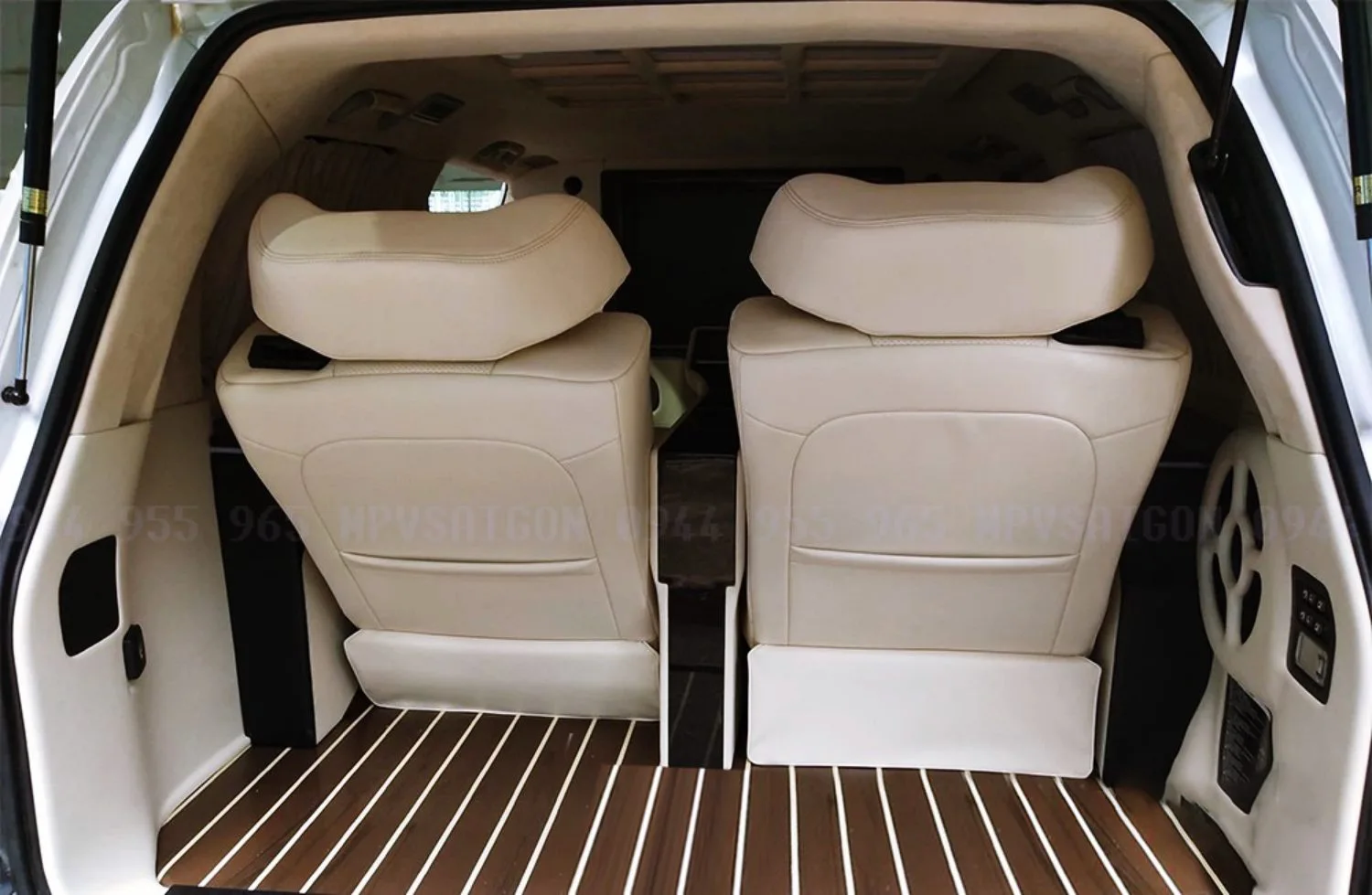 LEXUS LX570 nâng cấp thương gia có vách ngăn: báo giá mới nhất