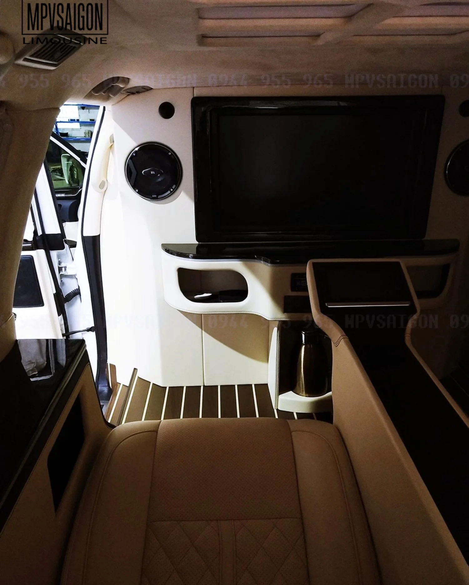 LEXUS LX570 nâng cấp thương gia có vách ngăn: báo giá mới nhất