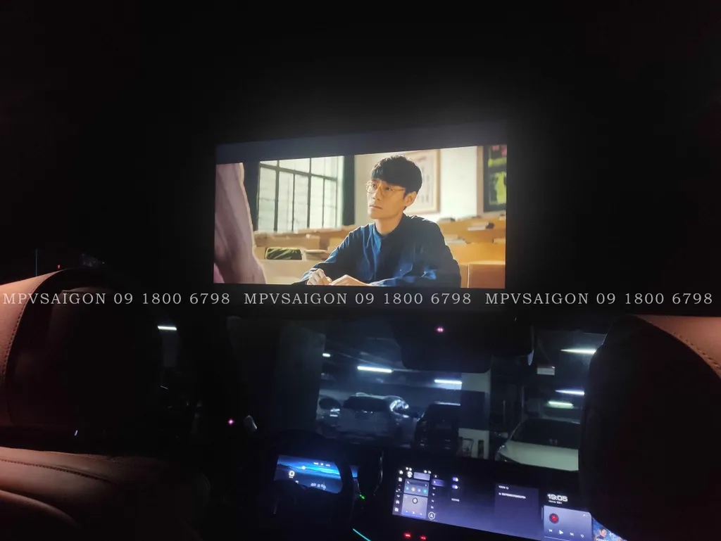 Màn hình trần Panorama cho xe cửa sổ trời toàn cảnh