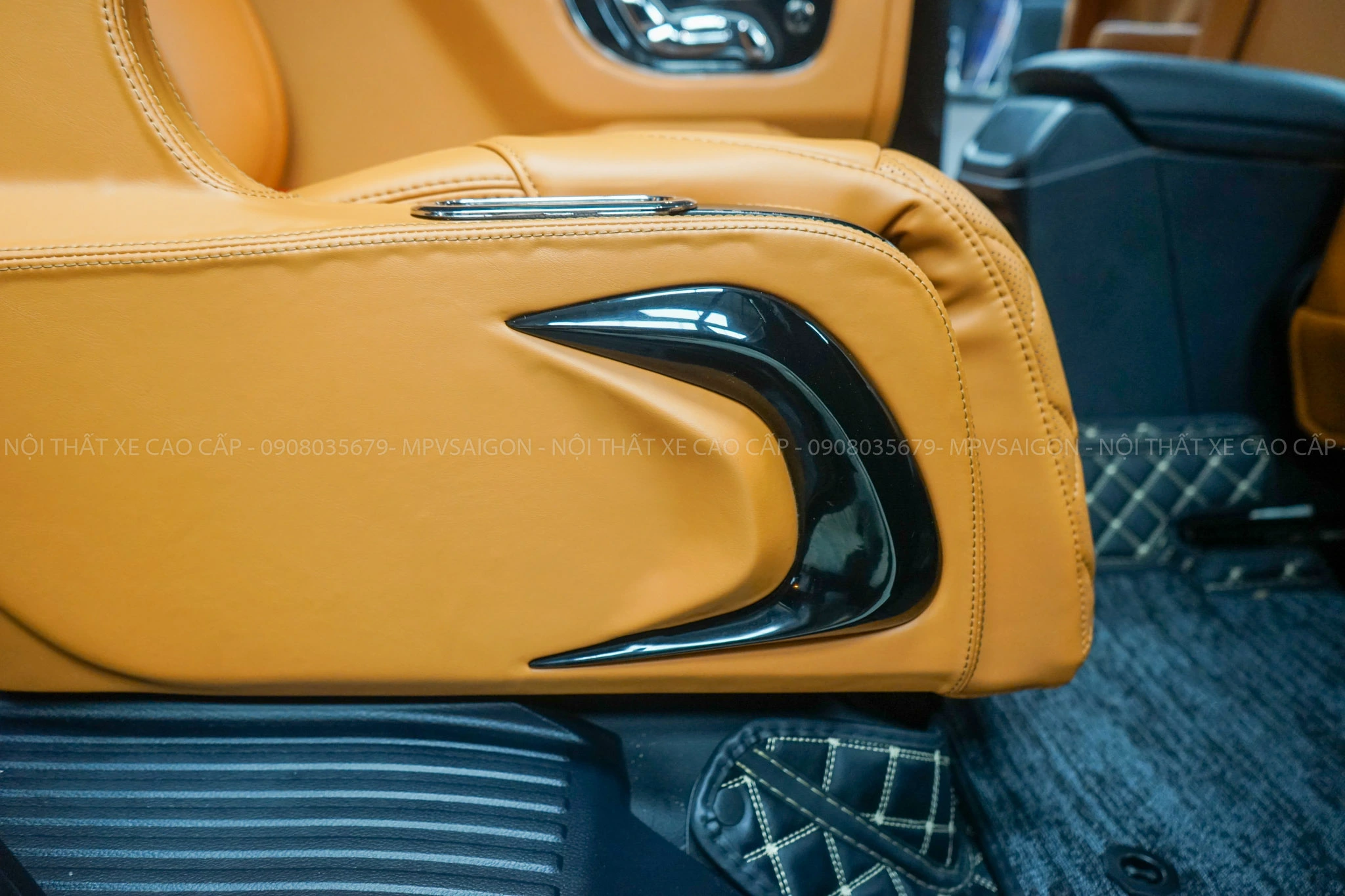 Nâng cấp ghế Limousine Ford Everest 2025: kinh nghiệm và báo giá mới nhất