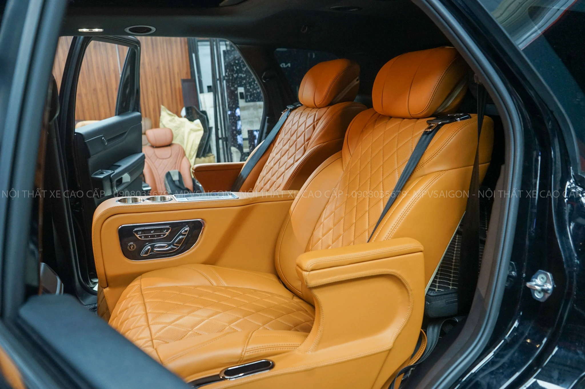 Nâng cấp ghế Limousine Ford Everest 2025: kinh nghiệm và báo giá mới nhất