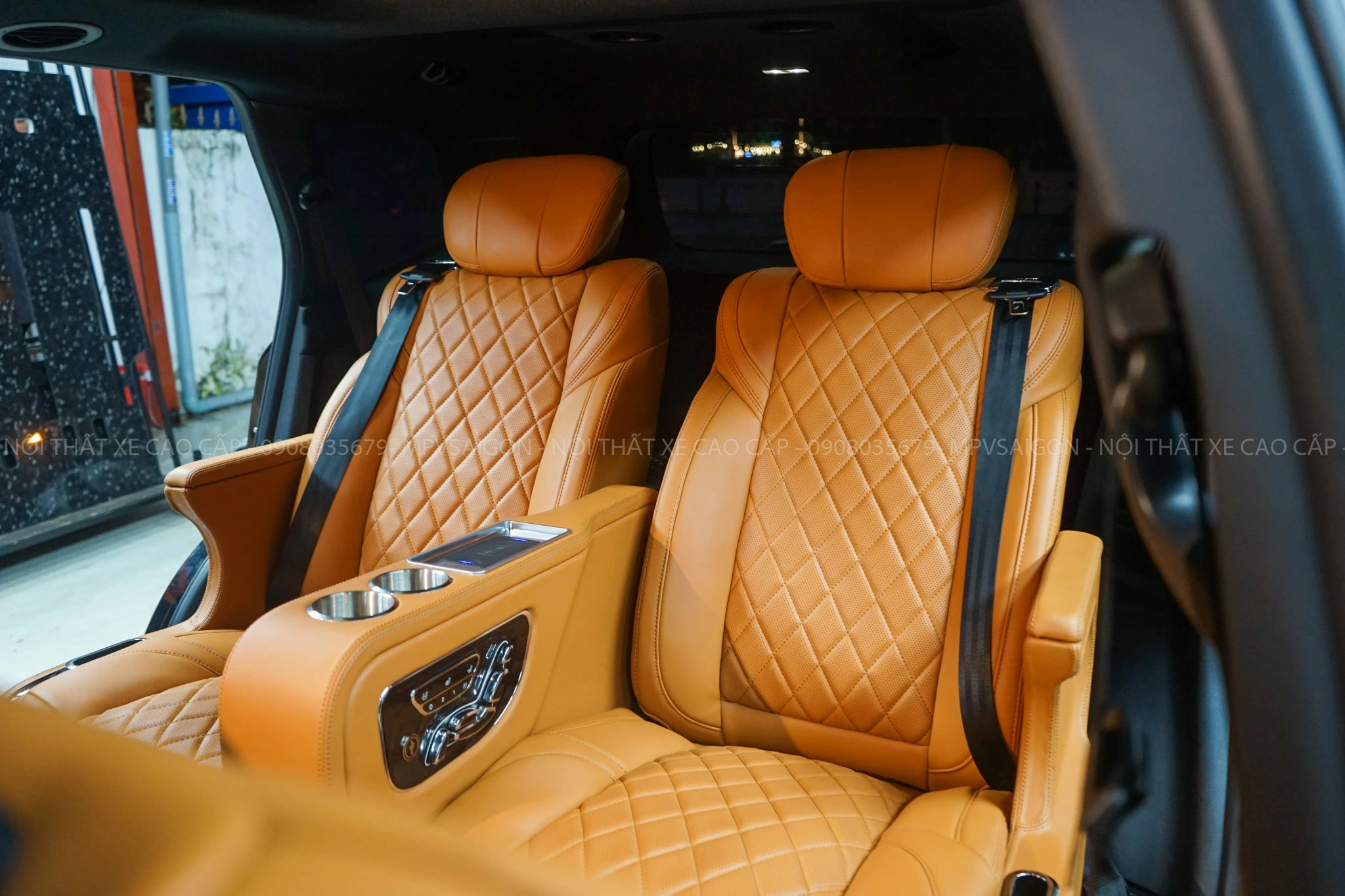 Nâng cấp ghế Limousine Ford Everest 2025: kinh nghiệm và báo giá mới nhất