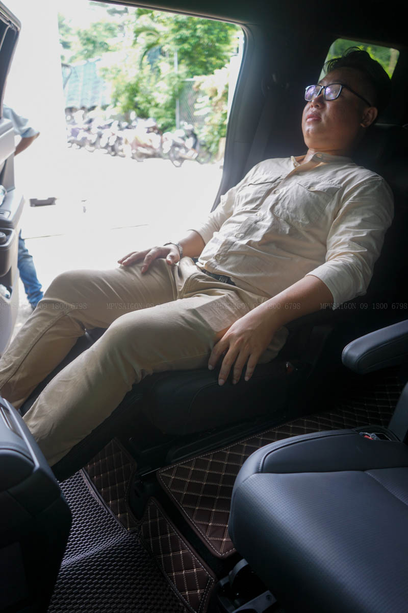 Độ nâng đỡ chân (gác chân) tự động chống mỏi Hyundai Santa Fe 2025