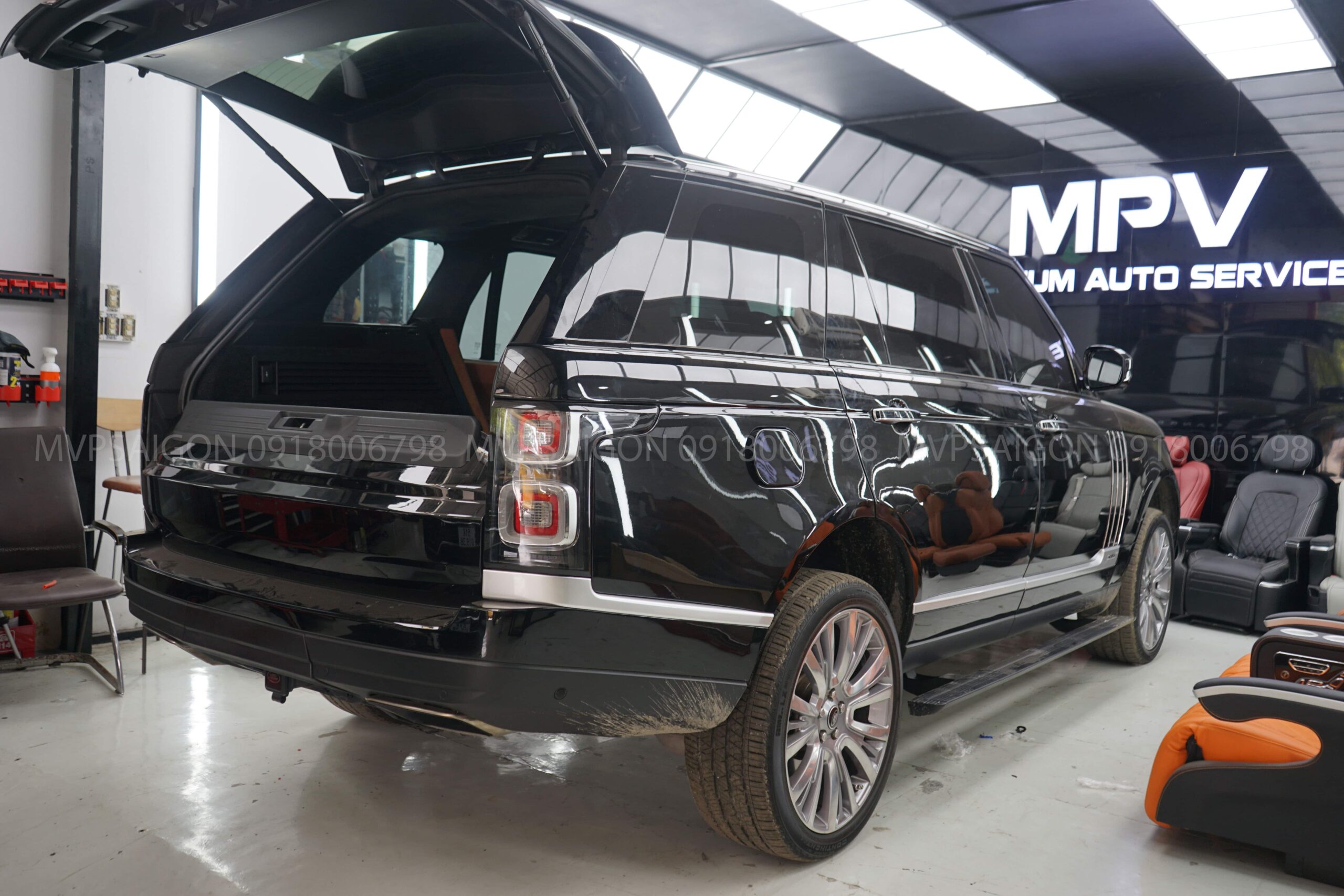 Bọc da ghế và nội thất Range Rover với thợ chuyên may nệm xe châu Âu