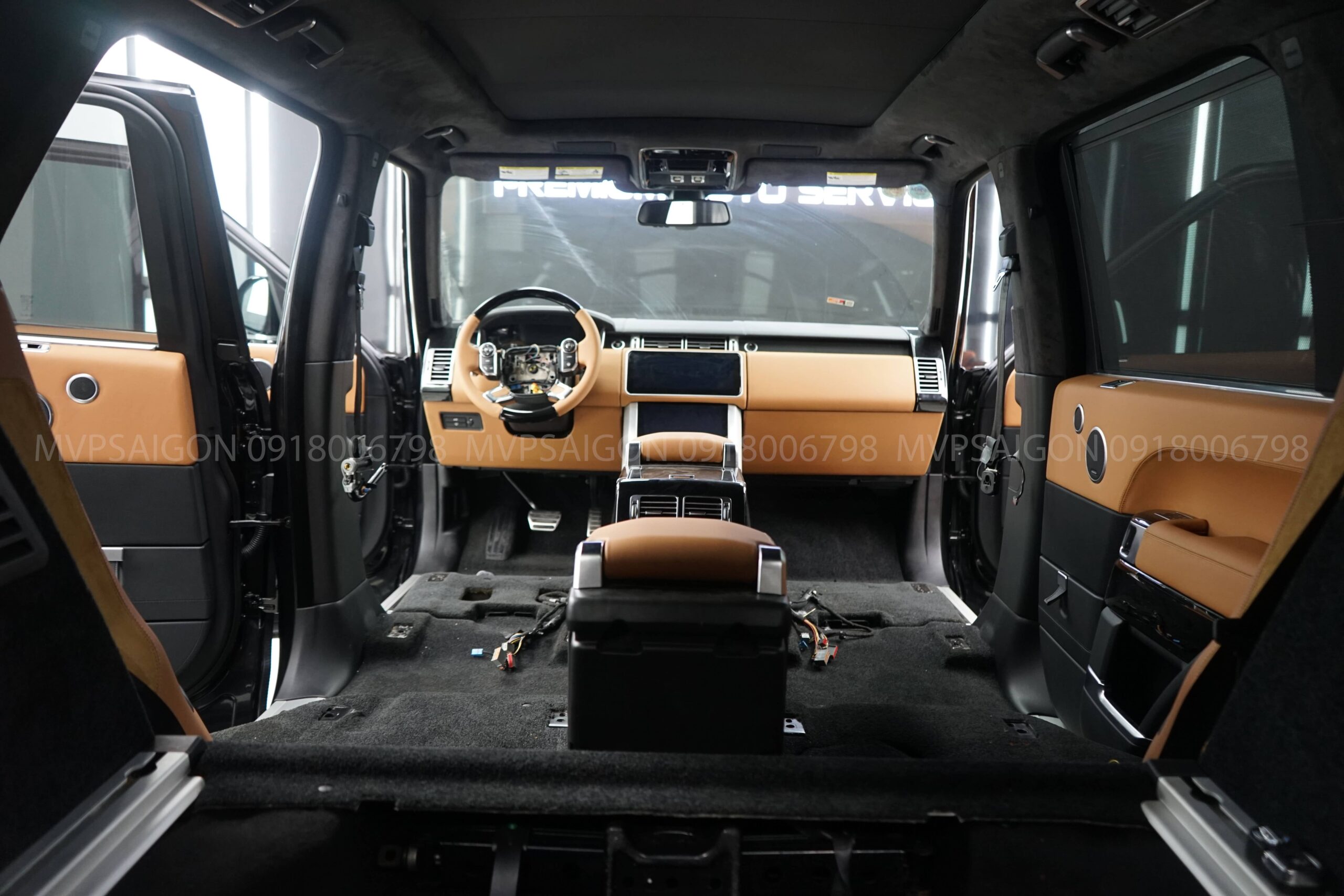 Bọc da ghế và nội thất Range Rover với thợ chuyên may nệm xe châu Âu