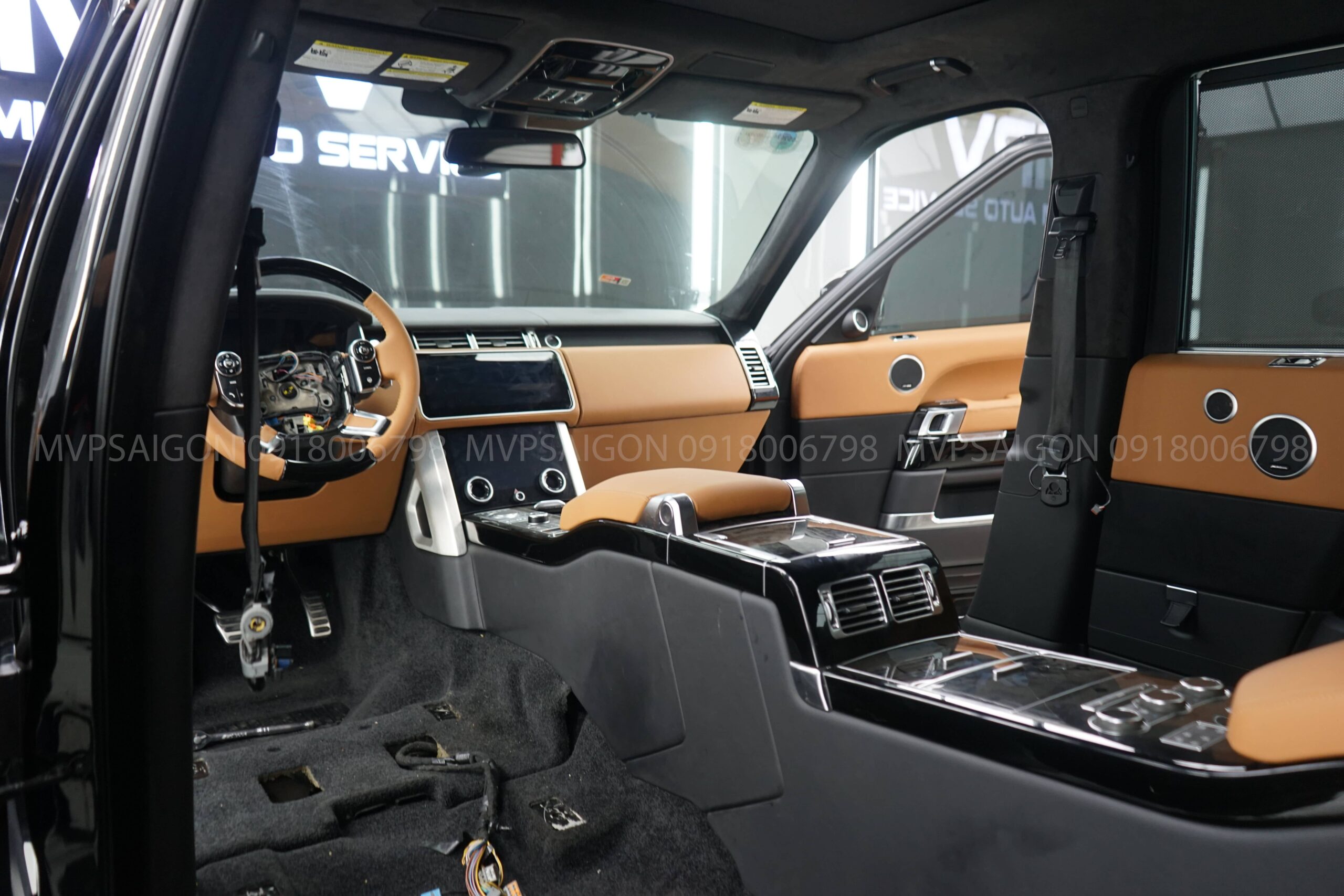 Bọc da ghế và nội thất Range Rover với thợ chuyên may nệm xe châu Âu