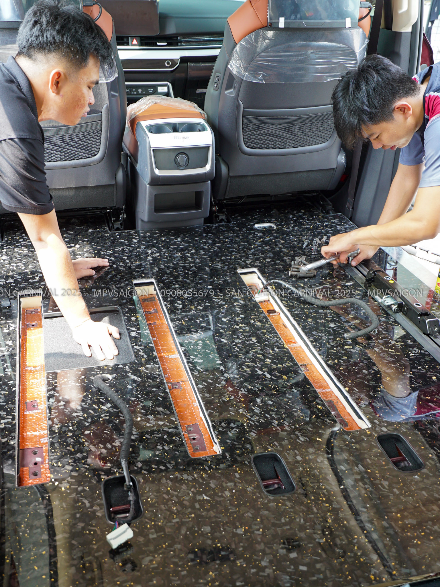 Sàn Carbon lá vàng Kia Carnival 2026: Kỹ thuật và báo giá mới nhất