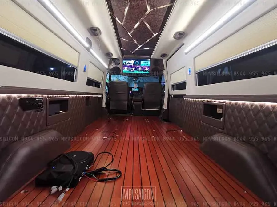 Sàn SPC vân gỗ Ford Transit
