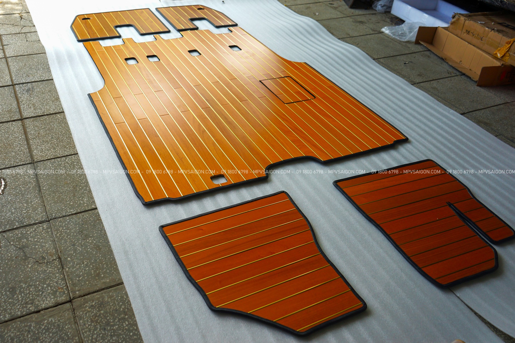 Sàn gỗ tự nhiên chỉ vàng- chỉ nhôm Carnival 2025