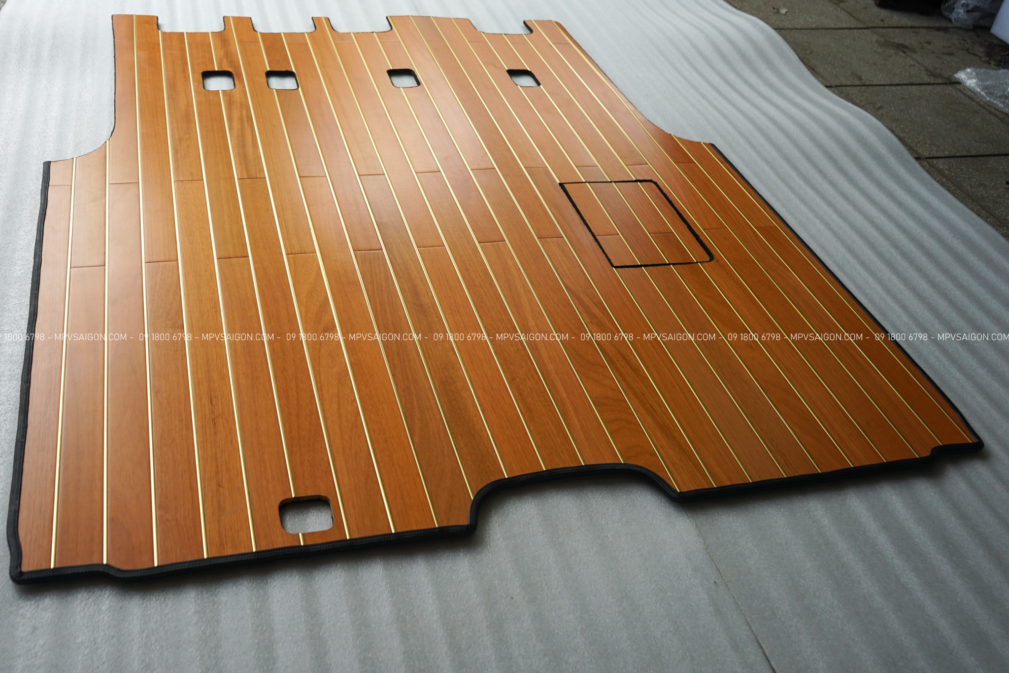 Sàn gỗ tự nhiên chỉ vàng- chỉ nhôm Carnival 2025