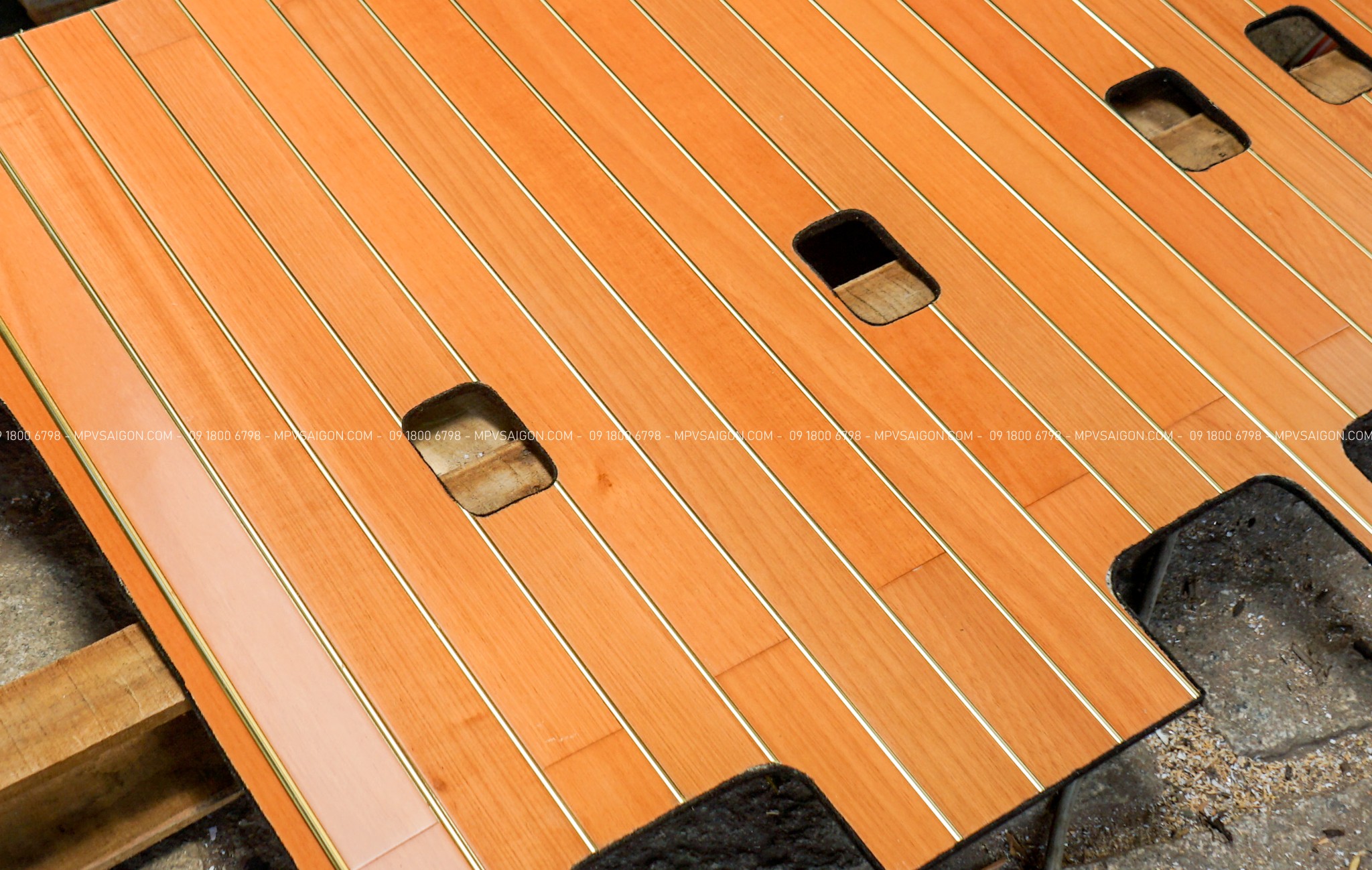 Sàn gỗ tự nhiên chỉ vàng- chỉ nhôm Carnival 2025